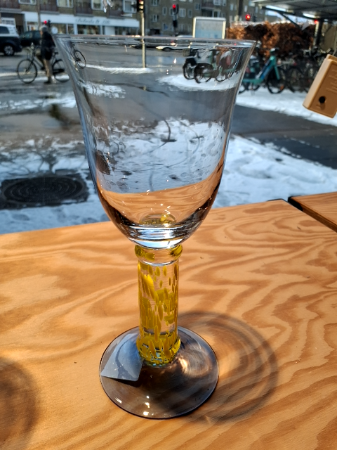 Vinglas gulstilk